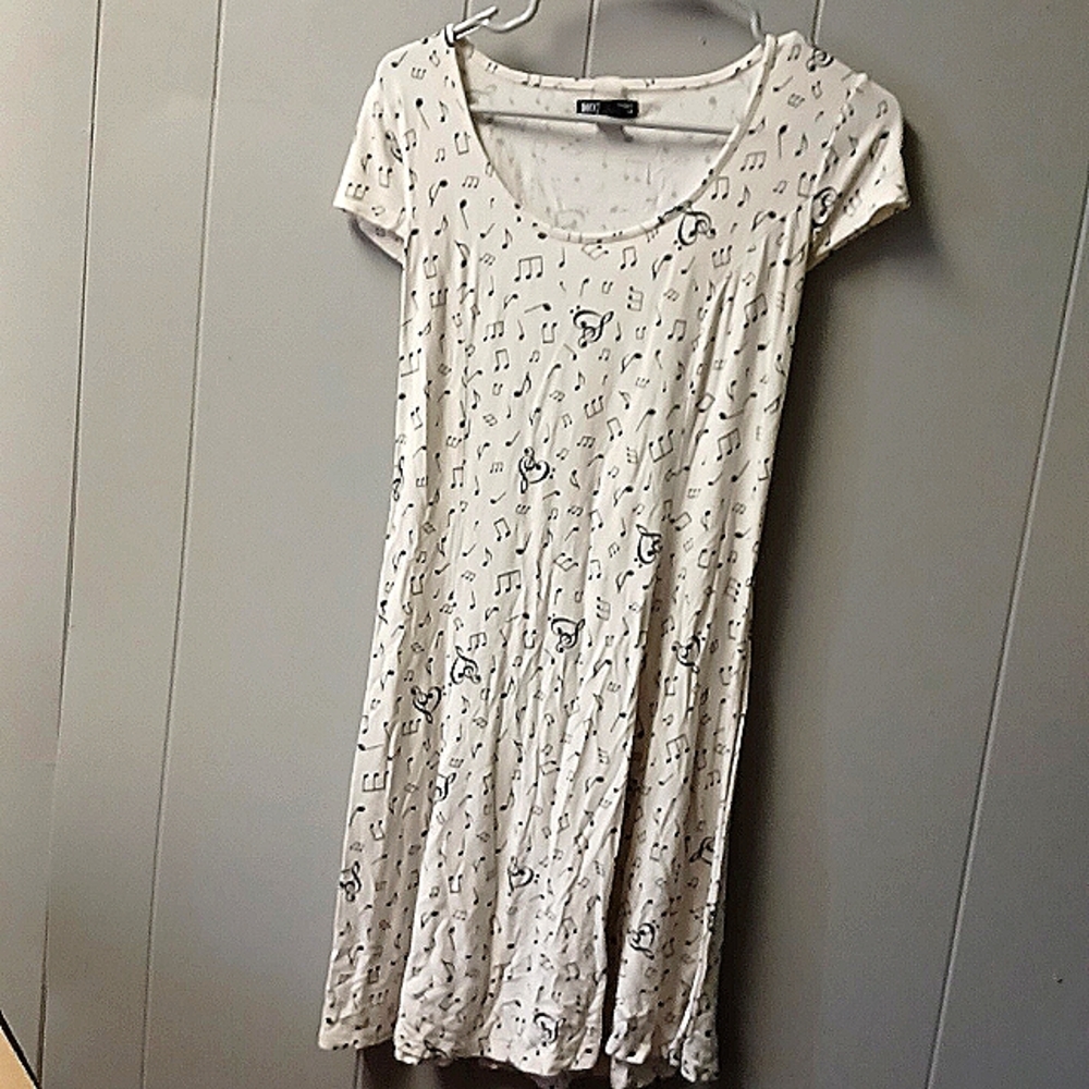 A small Hot Topic music note dress